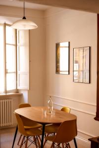 comedor con mesa de madera y sillas en Jazz e Cioccolato GuestHouse free parking in città, en Perugia