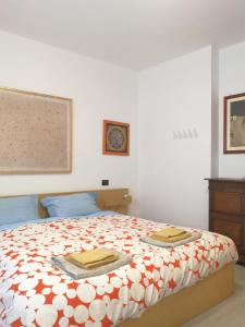 a bedroom with a bed with two towels on it at Casa Venezia e Riviera in Mirano