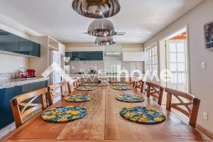 Il dispose d'une cuisine et d'une table à manger avec des chaises. dans l'établissement Casa aconchegante em São João Del Rei, à São João del Rei