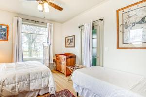 een slaapkamer met 2 bedden en een raam bij Lovely Elkhart Lake Apartment - Walk to Town! in Elkhart Lake