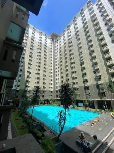 ein großes Apartmenthaus mit großem Pool in der Unterkunft INPRO PROPERTY in Bandung