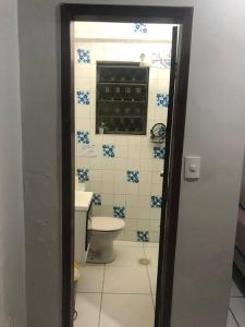 a bathroom with a toilet and a window at Belo Horizonte - Espaço reservado para 5 pessoas in Belo Horizonte