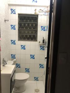 a bathroom with a toilet and a sink at Belo Horizonte - Espaço reservado para 5 pessoas in Belo Horizonte