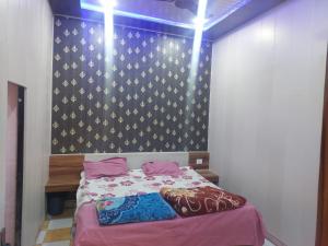 سرير أو أسرّة في غرفة في Annu Bhai sewa sadan