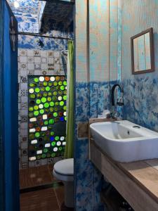 uma casa de banho com um chuveiro, um lavatório e um WC. em Biodiversidad posada familiar em La Pedrera