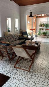 a living room with a couch and a table at Casa Itaguá in Ubatuba