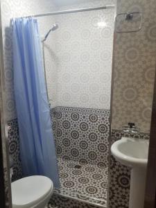 y baño con ducha, aseo y lavamanos. en HOTEL OTA ABDUSALOM, en Samarkand