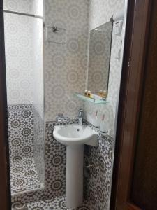y baño con lavabo y espejo. en HOTEL OTA ABDUSALOM, en Samarkand