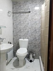 y baño con aseo y lavamanos. en HOTEL OTA ABDUSALOM, en Samarkand