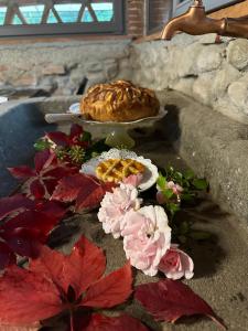 een tafel met een taart op een bord en bloemen bij Casale La Gora - B&B di charme in Figline Valdarno