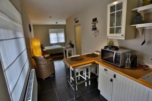 a kitchen with a counter top with a microwave at Vakantiewoning Casa Maran in een groene omgeving te Heusden-Zolder in Heusden - Zolder