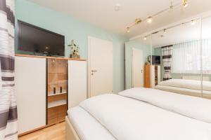 um quarto com uma cama e uma televisão de ecrã plano em Ferienwohnung Ulli by Schladming-Appartements em Schladming