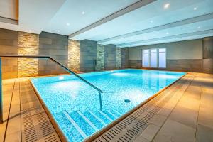 ein großes Hallenbad in einem Gebäude in der Unterkunft Alva 1 in Westerland