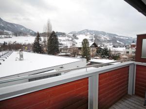 uma varanda com vista para uma montanha coberta de neve em Ferienwohnung Ulli by Schladming-Appartements em Schladming