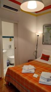 1 dormitorio con 1 cama con toallas en Tre Gigli Firenze BB, 5 minutes from station, via Palazzuolo 55 en Florencia