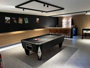 a room with a pool table and a bar at Vakantievilla Eetseveld in Bree