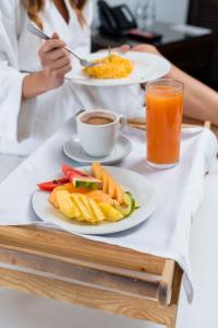 Hotel 101 Park House في بوغوتا: طاولة مع طبقين من الطعام وكوب من القهوة