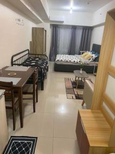 een woonkamer met een bed en een eetkamer bij 14F Stay in the Heart of the City in Davao City