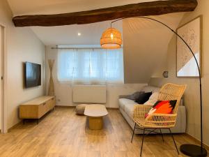 ein Wohnzimmer mit einem Sofa und einem Tisch in der Unterkunft Beautilful flat in Saint germain en laye in Saint-Germain-en-Laye