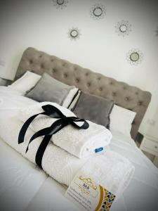 een stapel handdoeken bovenop een bed bij B&B Palermo Pirri in Palermo
