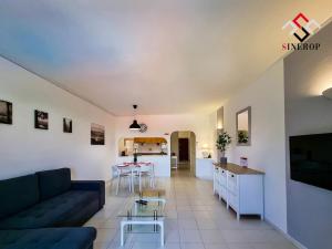 uma sala de estar com um sofá e uma cozinha em Apartamento T1 - Valmangude em Albufeira