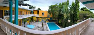 - un balcon offrant une vue sur un bâtiment avec piscine dans l'établissement Hotel y Restaurante Casa Jardines, à San Benito