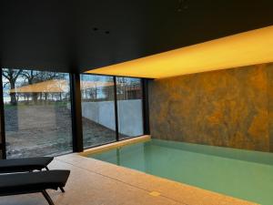 Vakantievilla Eetseveld في بري: غرفة فارغة مع أرضية زجاجية ونوافذ