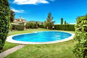 una piscina en el patio de una casa en Fabulosa Adelfas : entre mar y montañas, en Bonmont Terres Noves