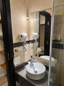 een badkamer met een wastafel en een spiegel bij marron properties 14 in Caïro