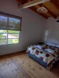 1 dormitorio con cama y ventana grande en San Rafael Manta en San Rafael