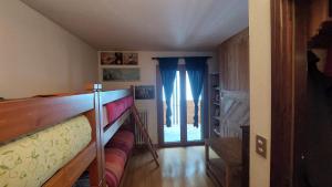 een kamer met 2 stapelbedden en een raam bij Sulle piste da Sergio&Lina in Pila