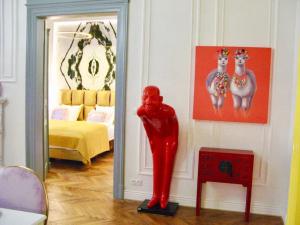 Habitación con una estatua roja frente a un espejo en Urban Presidential Suite en Praga