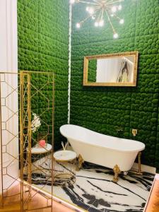 baño verde con bañera y pared verde en Urban Presidential Suite en Praga
