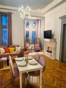 sala de estar con mesa, sillas y chimenea en Urban Presidential Suite en Praga