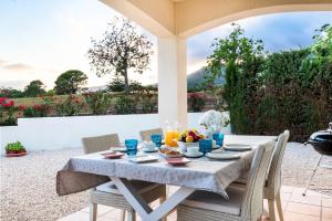 una mesa con un bol de fruta en el patio en Fabulosa Adelfas : entre mar y montañas, en Bonmont Terres Noves