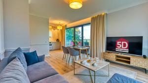 TV a/nebo společenská místnost v ubytování Rezydencja Niechorze 209 z 2 sypialniami i 2 łazienkami przy plaży - 5D Apartamenty
