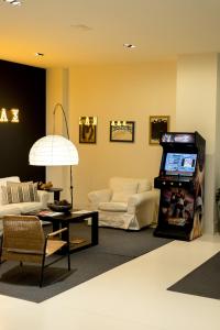- un salon avec un canapé et une table dans l'établissement Apartamentos Barbara 3, à Alicante