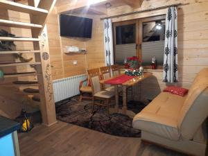 ein Esszimmer mit einem Tisch und Stühlen in der Unterkunft Chatka pod Lubaniem in Ochotnica Dolna