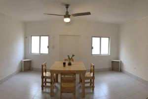 una sala da pranzo con tavolo e ventilatore a soffitto di Apartment with fast WIFI near Cancun downtown a Cancún
