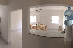 un soggiorno con tavolo e specchio di Apartment with fast WIFI near Cancun downtown a Cancún