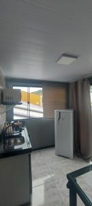 uma cozinha com um fogão e um frigorífico em Casa Couto em Penha