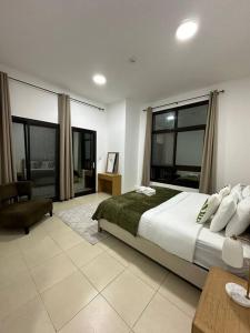um quarto com uma cama grande e uma cadeira em Lewish and stylish 1bhk at DSO em Dubai