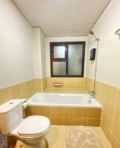 uma casa de banho com um WC e uma banheira em Lewish and stylish 1bhk at DSO em Dubai