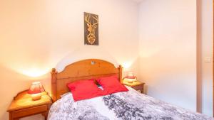 - une chambre avec un lit doté d'oreillers rouges dans l'établissement La Turra 407 - Appt familial 6 pers, à Modane