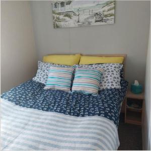 1 cama con 2 almohadas en una habitación en Great 8 Berth Caravan At Sand Le Mere In Yorkshire Ref 71001i, en Tunstall