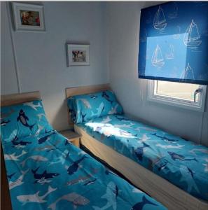 Tempat tidur dalam kamar di Great 8 Berth Caravan At Sand Le Mere In Yorkshire Ref 71001i