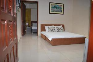 una camera con un letto di Hotel Lighthouse Family Retreat a Cox's Bazar