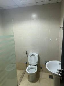 杜拜的住宿－Stylish 1bhk at silicon oasis，一间带卫生间和水槽的浴室
