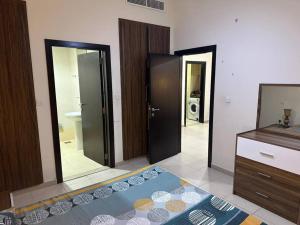 baño con 2 puertas correderas y espejo en Stylish 1bhk at silicon oasis, en Dubái