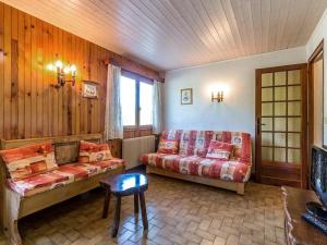 a living room with a couch and a table at Appartement La Clusaz, 3 pièces, 6 personnes - FR-1-437-10 in La Clusaz